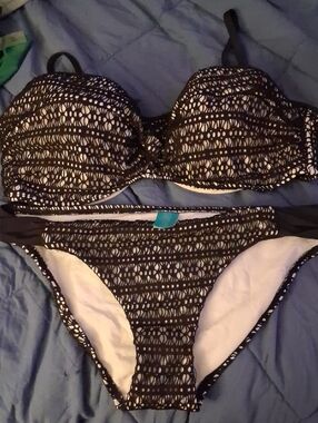 Black & White Lace-Print Underwire Bikini Set